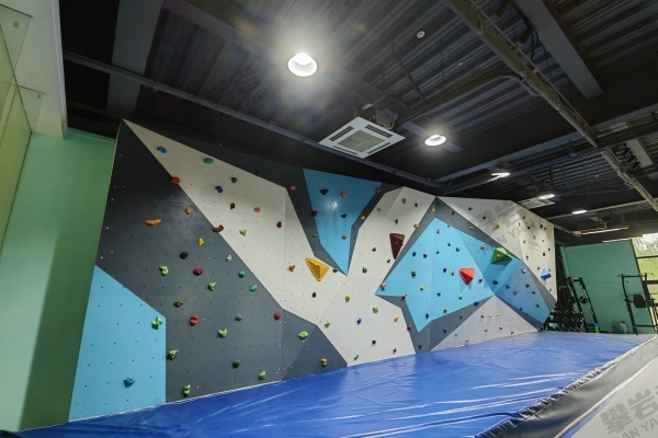 專業(yè)巡檢，筑牢體育學校攀巖競技的“安全生命線”